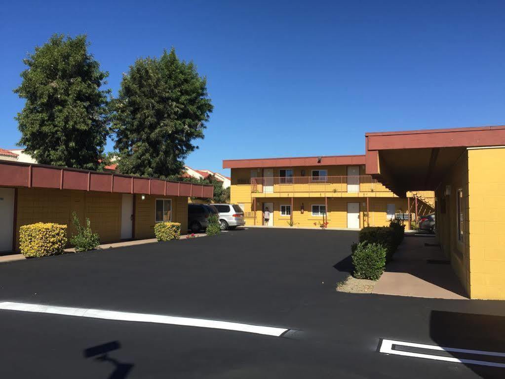Royal Inn And Suites ヘメット エクステリア 写真