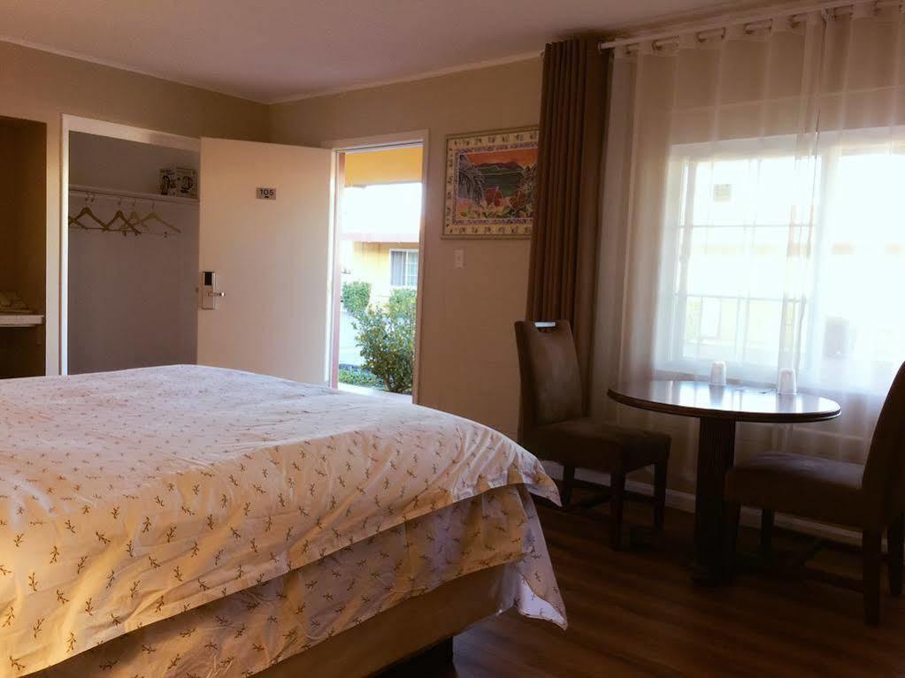 Royal Inn And Suites ヘメット エクステリア 写真