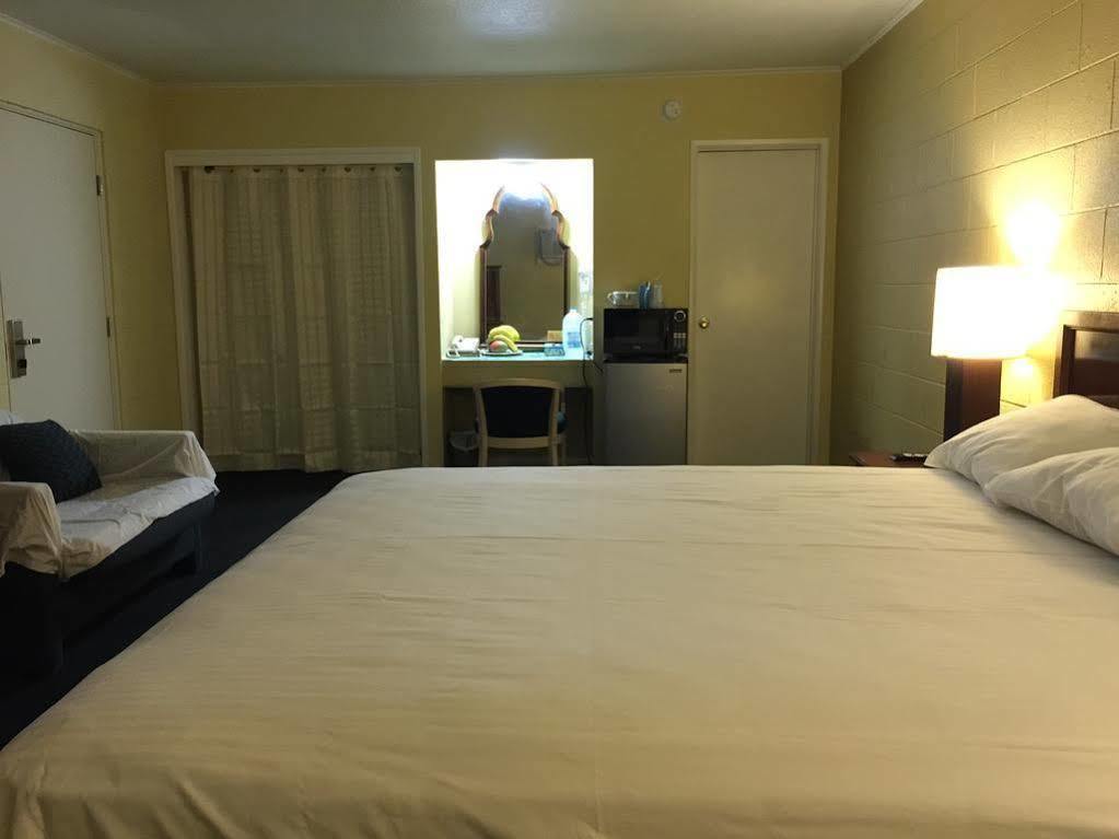 Royal Inn And Suites ヘメット エクステリア 写真